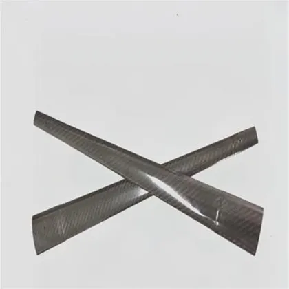 Lesklá plachetnice z uhlíkových vláken